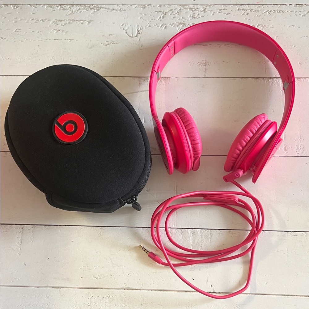 Beats Solo HD Pink Headphones - Picture 3 of 4